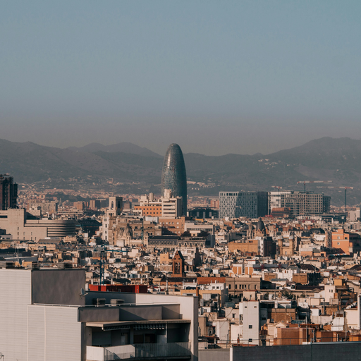Pareja disfrutando de una cita en Barcelona
