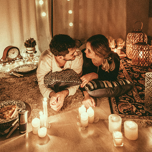 Ambiente íntimo en casa para una cita en pareja